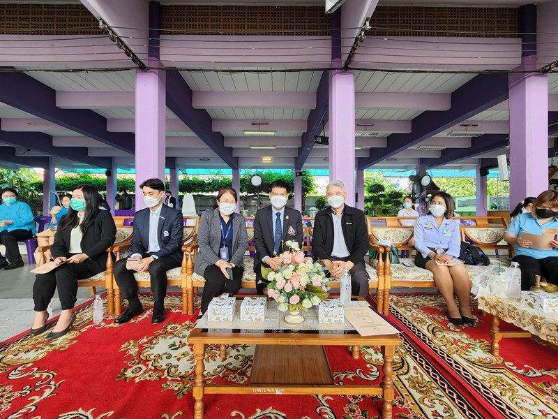 ตัวแทนผู้บริหารมอบเงินสนับสนุนทุนการศึกษาโรงเรียนวัดน้อยนพคุณ