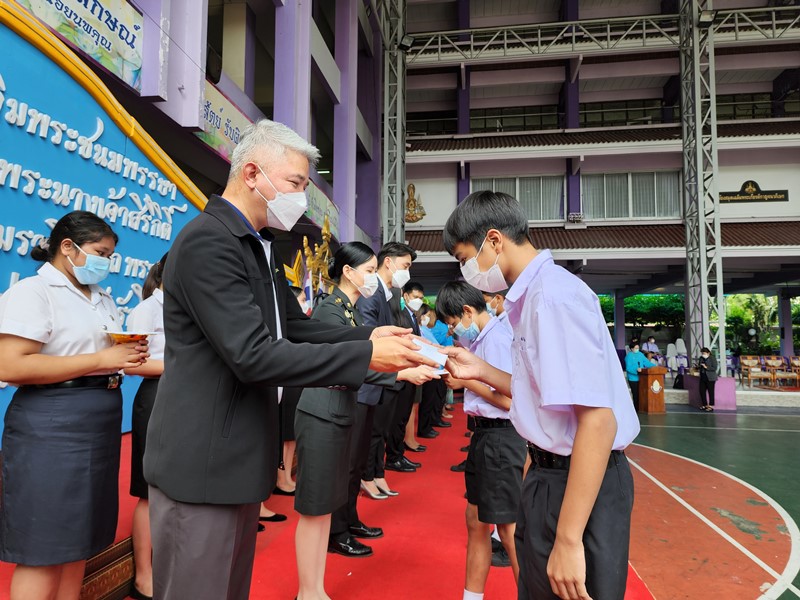 ตัวแทนผู้บริหารมอบเงินสนับสนุนทุนการศึกษาโรงเรียนวัดน้อยนพคุณ