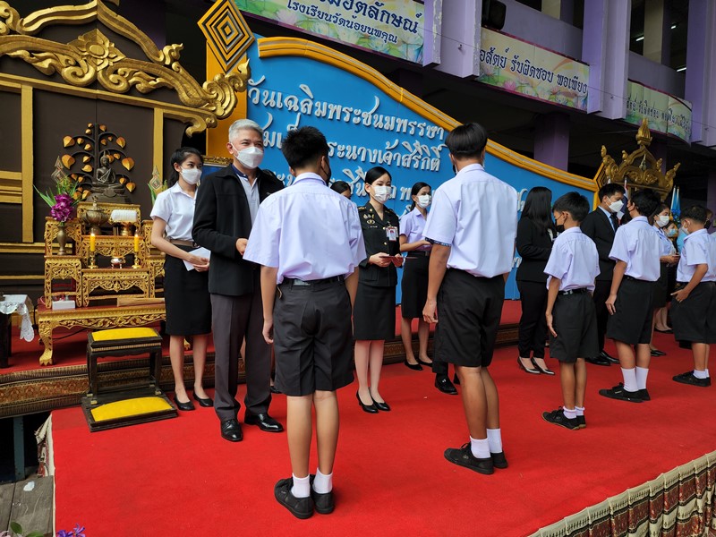 ตัวแทนผู้บริหารมอบเงินสนับสนุนทุนการศึกษาโรงเรียนวัดน้อยนพคุณ