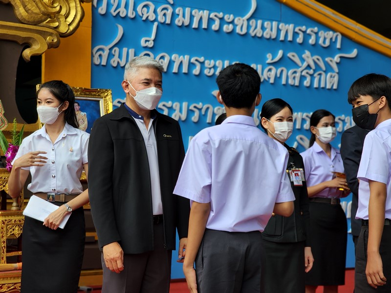 ตัวแทนผู้บริหารมอบเงินสนับสนุนทุนการศึกษาโรงเรียนวัดน้อยนพคุณ