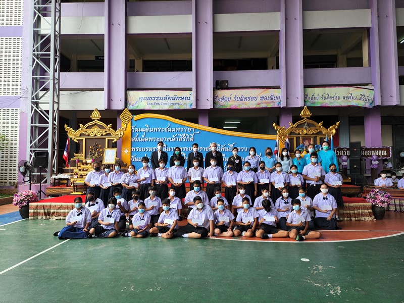 ตัวแทนผู้บริหารมอบเงินสนับสนุนทุนการศึกษาโรงเรียนวัดน้อยนพคุณ