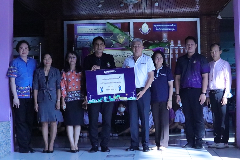 ตัวแทนผู้บริหารมอบเงินสนับสนุนทุนการศึกษาโรงเรียนวัดน้อยนพคุณ