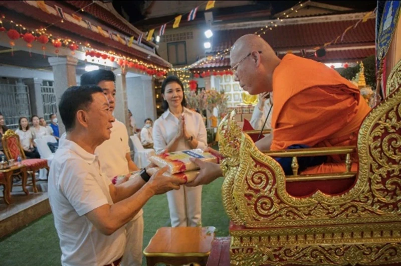 ผู้บริหารร่วมทำบุญทอดผ้าป่าในการบูรณปฏิสังขรณ์ประตูอุโบสถ