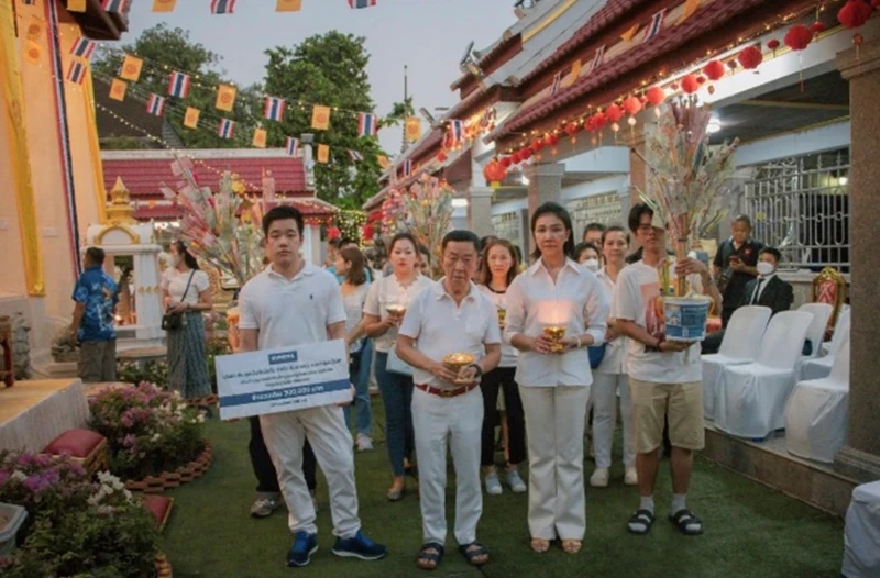 ผู้บริหารร่วมทำบุญทอดผ้าป่าในการบูรณปฏิสังขรณ์ประตูอุโบสถ