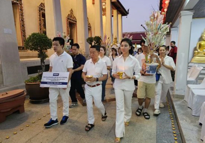 ผู้บริหารร่วมทำบุญทอดผ้าป่าในการบูรณปฏิสังขรณ์ประตูอุโบสถ