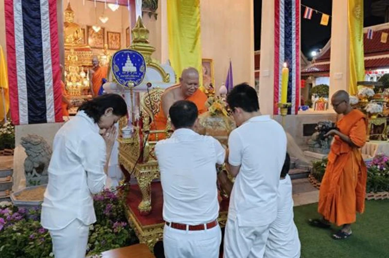 ผู้บริหารร่วมทำบุญทอดผ้าป่าในการบูรณปฏิสังขรณ์ประตูอุโบสถ
